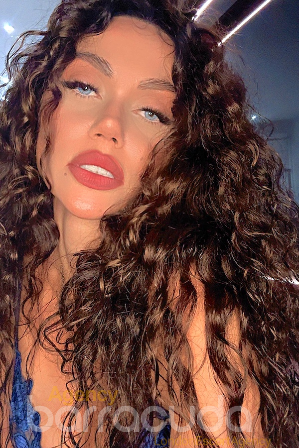 second image of Charotie