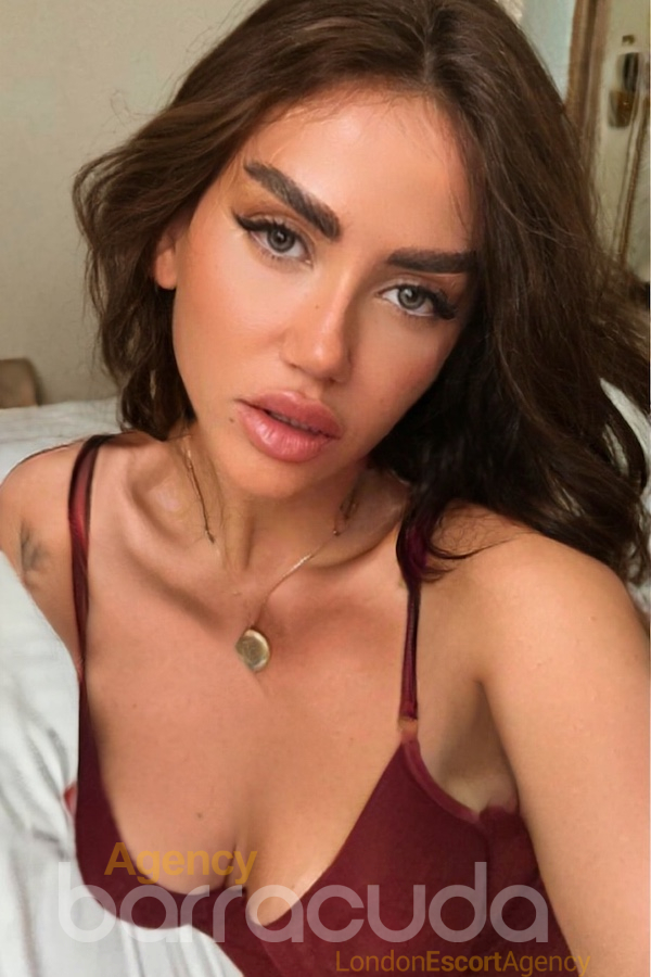 second image of Charotie