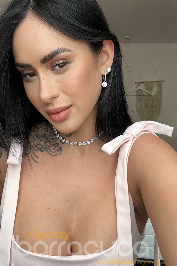 second image of Zari